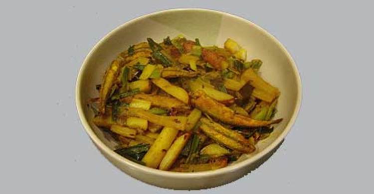 কাঁচা আম দিয়ে ছোট মাছের চচ্চড়ি