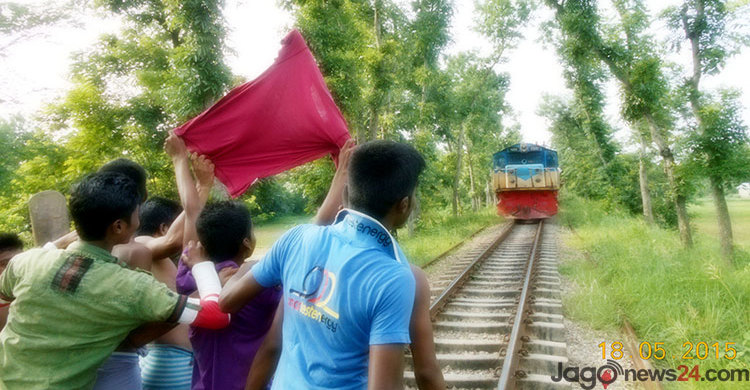 একদল কিশোরের বুদ্ধিমত্তায় হাজার যাত্রীর প্রাণ রক্ষা