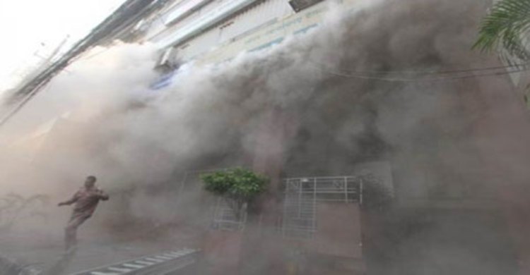 শ্রীপুরে প্লাস্টিক পোড়ানোর গন্ধে ২০ শিক্ষার্থী অসুস্থ