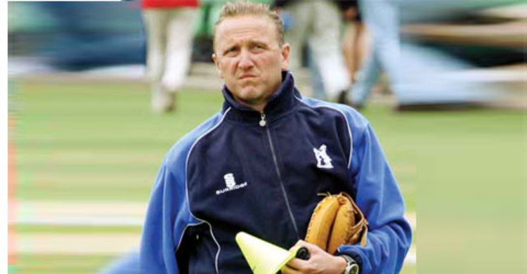 বোলিং কোচের দায়িত্ব ছাড়লেন ডোনাল্ড