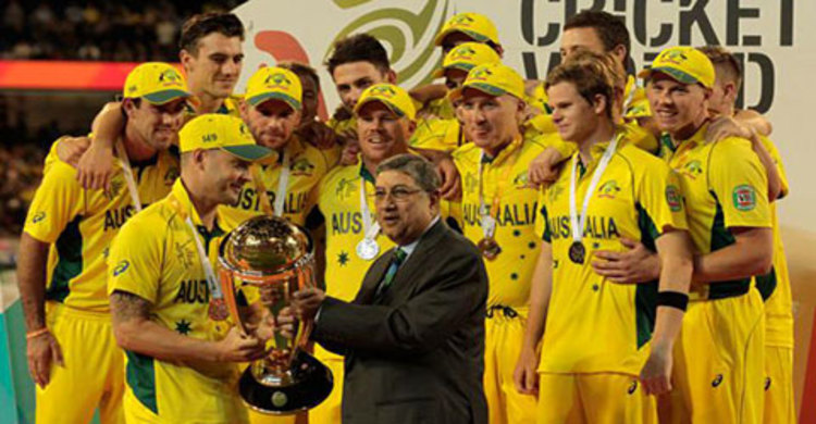 ট্রফি দিলেন শ্রীনি, মঞ্চে ছিলেন না কামাল