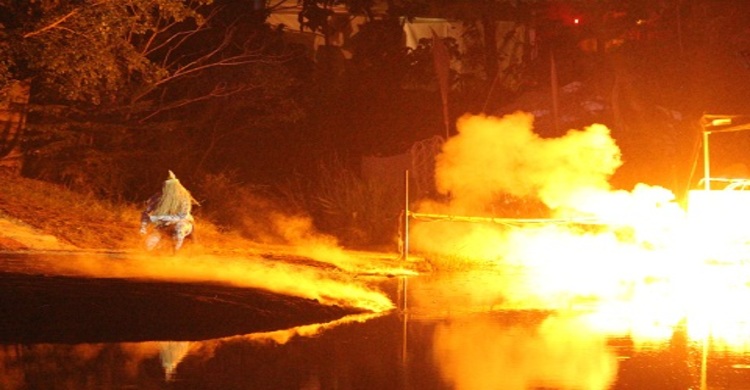 দূষণে লেকের পানিতে জ্বলে উঠলো আগুন!