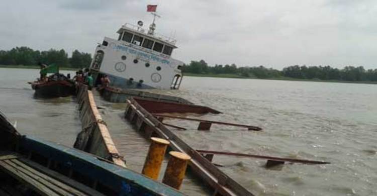 সুন্দরবনে ডুবে যাওয়া জাহাজের মালামাল চুরি