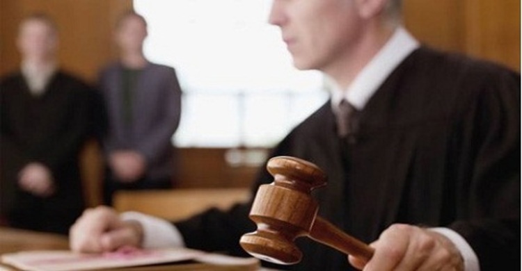 আদালতে বসে পর্ন দেখার অভিযোগে বিচারক বহিষ্কার