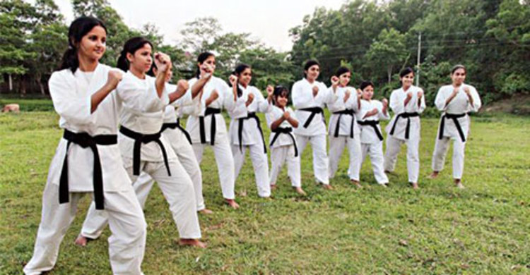 ফরিদপুরে আত্মরক্ষায় ছাত্রীদের কারাতে প্রশিক্ষণ