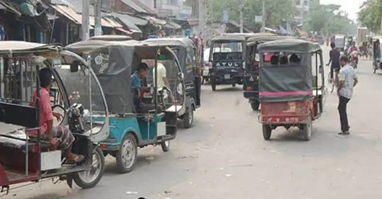  ট্রাফিক পুলিশকে মাসোহারা : অবৈধভাবে চলছে ইজিবাইক