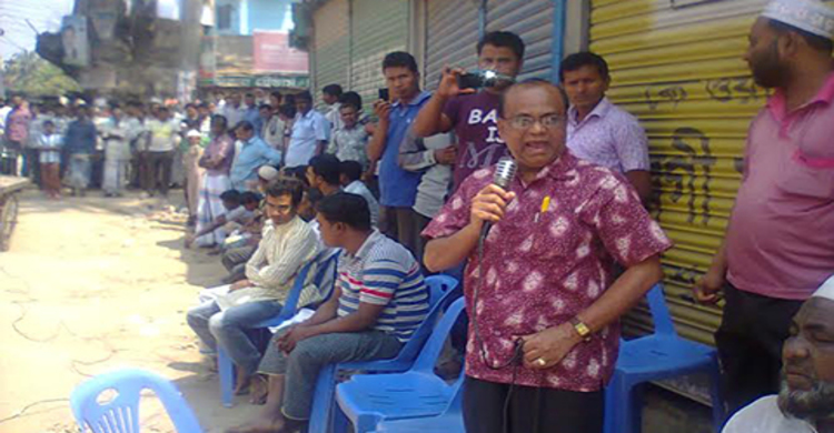 ব্যবসায়ীদের উপর হামলার প্রতিবাদে কিশোরগঞ্জে মানববন্ধন