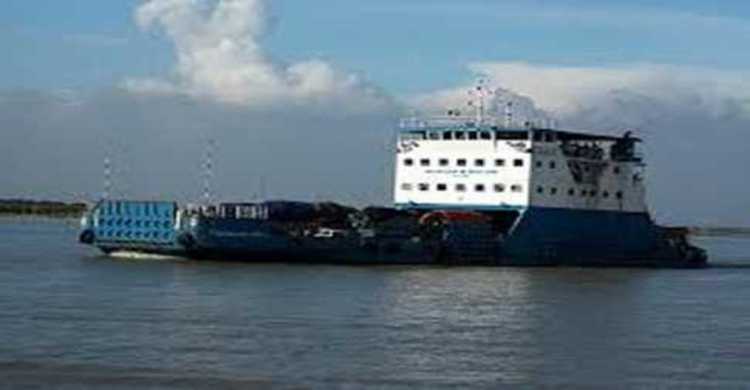 ৫ শতাধিক যাত্রী নিয়ে মাঝ নদীতে ৫টি ফেরি