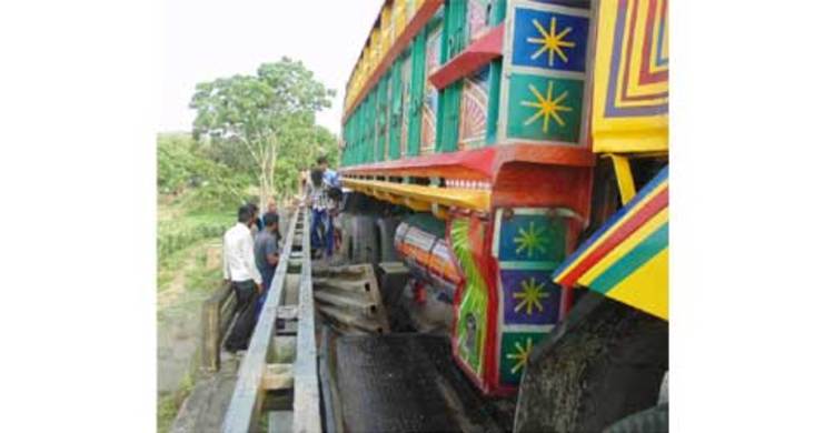 লালমনিরহাট-বুড়িমারী : ১৫ ঘণ্টা পর যানচলাচল স্বাভাবিক 