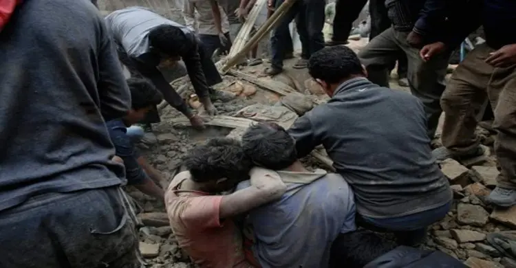 নেপালে ধ্বংসস্তুপ থেকে জীবিত নারী উদ্ধার