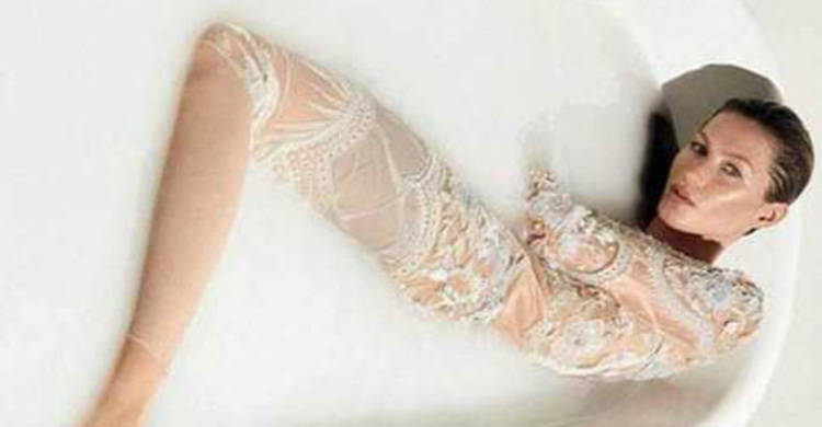 ২০ বছর উদযাপনে নগ্ন জিসেল বুন্ডচেন 