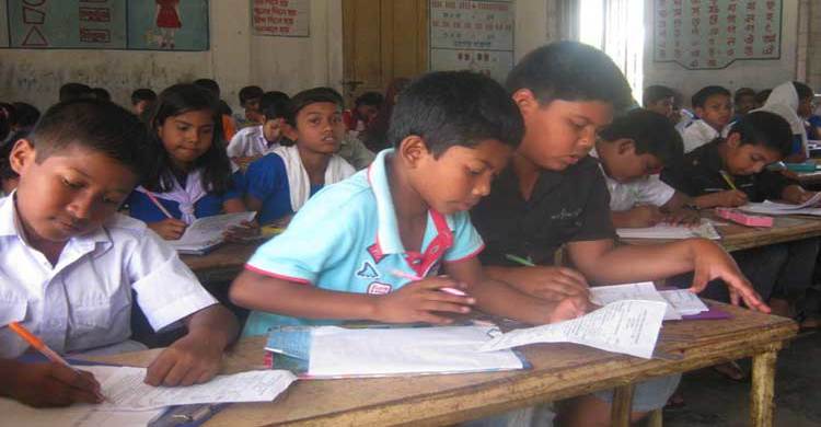প্রাথমিক বিদ্যালয়ে ভুলে ভরা প্রশ্নপত্র দিয়ে পরীক্ষা!