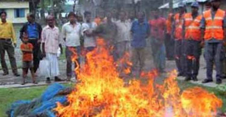 ৮ লক্ষ টাকার নিষিদ্ধ জাল পুড়িয়েছে কোষ্টগার্ড