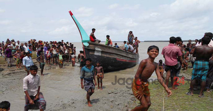 ভোলায় শতাধিক যাত্রী নিয়ে ট্রলার ডুবি