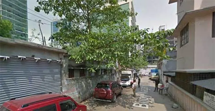 পল্টনে সীমানা প্রাচীর ও রাস্তা ধস, গ্যাস পাইপে ফাটল