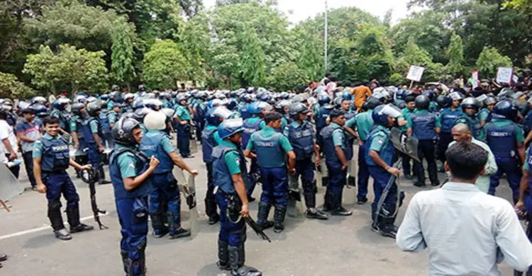 পুলিশের বাধায় নারী লাঞ্ছনার প্রতিবাদকারীদের কর্মসূচি পণ্ড