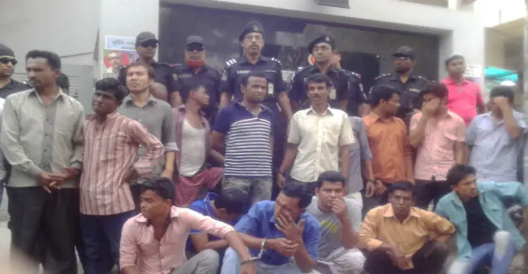 পাসপোর্ট অফিসে ২০ দালাল আটক