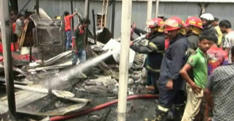 আশুলিয়ায় শ্রমিক কলোনিতে আগুন