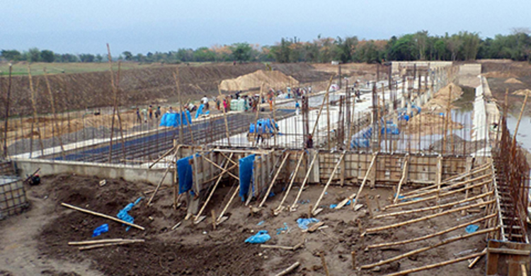 সুনামগঞ্জে হাওরের ফসল রক্ষায় রাবার ড্যাম