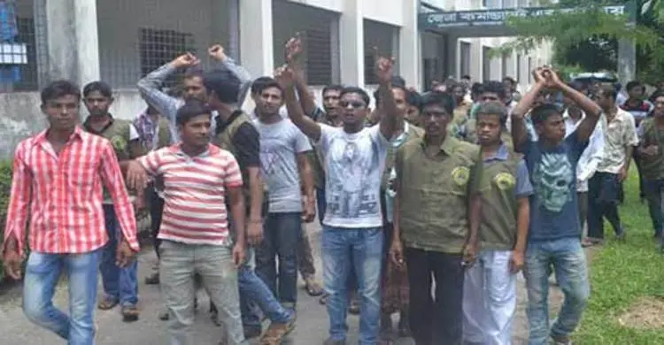 সহিংসতা বন্ধ হওয়ায় আনসারদের অব্যাহতি : কার্যালয় ঘেরাও