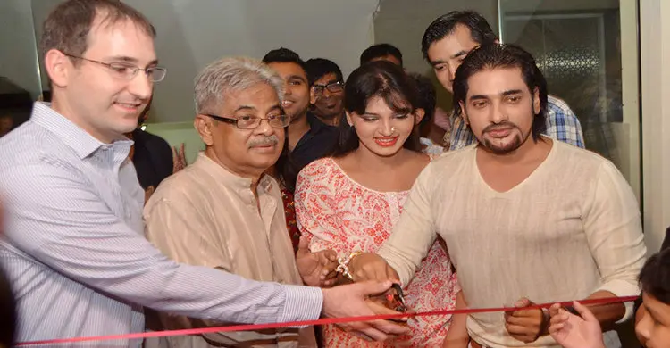 কলম্বাস কফি শপ উদ্বোধন করলেন অনন্ত-বর্ষা