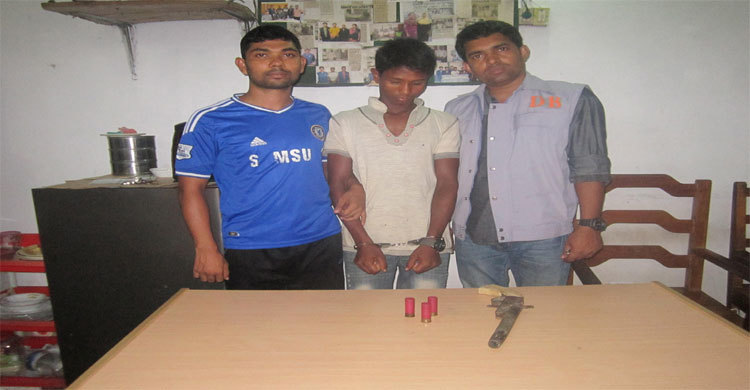 কক্সবাজারে অস্ত্রসহ কিশোর গ্রেফতার