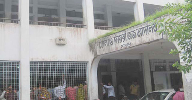 হাতকড়া খুলে পালিয়েছেন আসামি