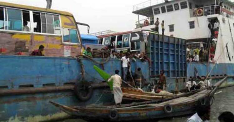 ভোলায় অতি জোয়ারে ফেরিঘাটের গ্যাংওয়ে ডুবে গেছে