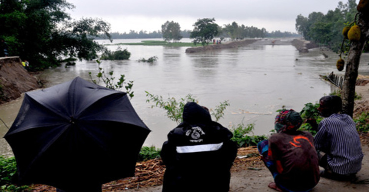সারিয়াকান্দিতে বাঁধ ভেঙে গ্রামের পর গ্রাম প্লাবিত
