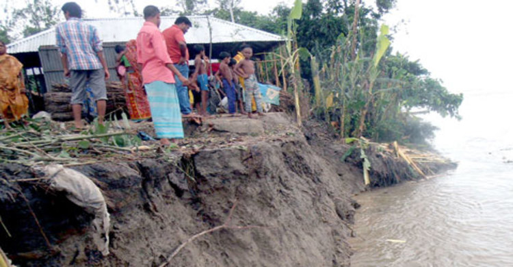 যমুনা পাড়ের ১০ পরিবারের ঘরবাড়ি নদীগর্ভে বিলীন