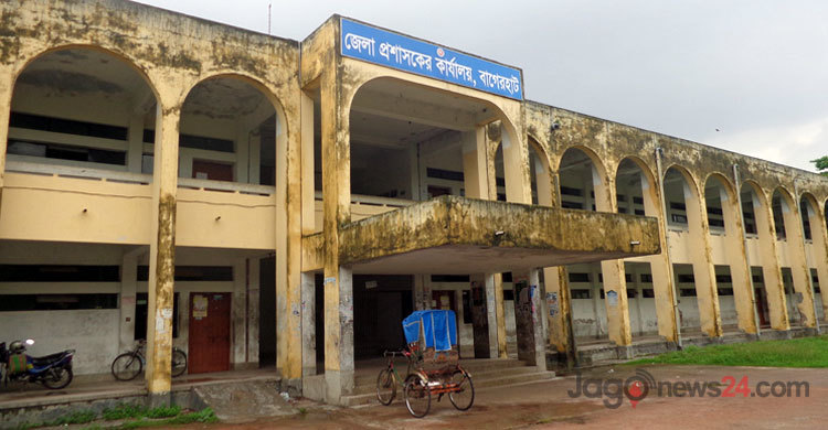 বাগেরহাট জেলা প্রশাসক কার্যালয়ের সরঞ্জাম সরিয়ে নেয়া হচ্ছে