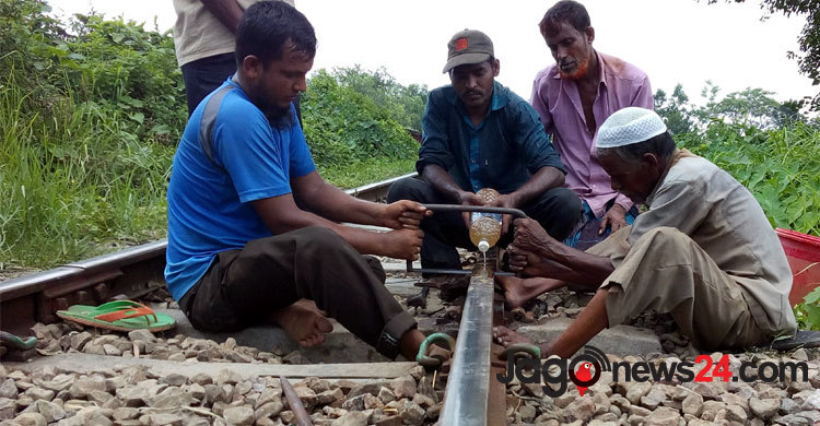 সূর্যের তাপে বেঁকে যাচ্ছে রেললাইন : ট্রেন চলাচল বিঘ্নিত