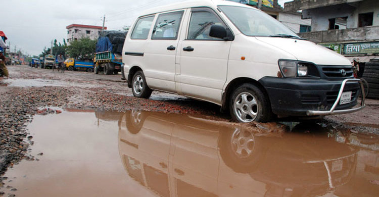 যশোর-বেনাপোল মহাসড়কের কার্পেটিং উঠে গেছে : চলাচলের অনুপযোগী