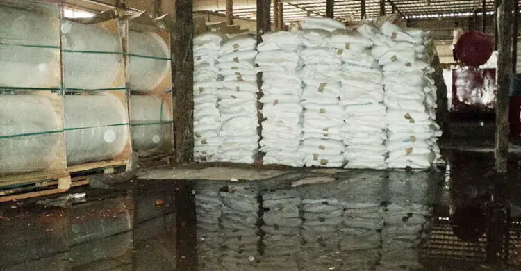 বেনাপোল স্থলবন্দর শেডে বৃষ্টিতে নষ্ট হচ্ছে পণ্য