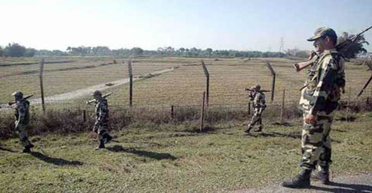 বেনাপোল সীমান্তে অনুপ্রবেশকালে ৪১ নারী-পুরুষ আটক