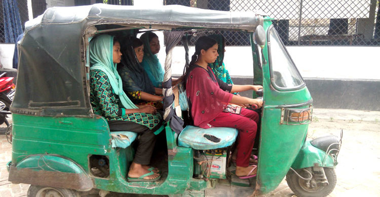নারীর হাতে অটোরিকশার স্টিয়ারিং