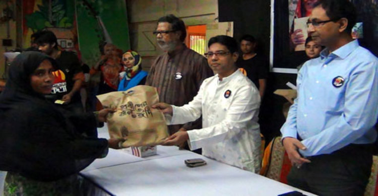 ব্রাহ্মণবাড়িয়ায় প্রবীণদের মাঝে ঈদ সামগ্রী বিতরণ