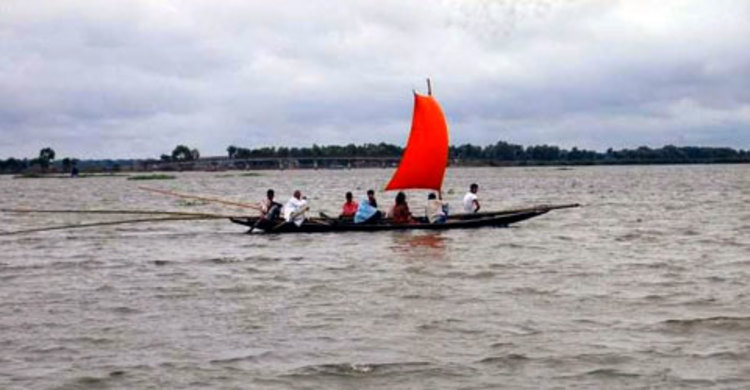 বিপদসীমার কাছ দিয়ে প্রবাহিত হচ্ছে ব্রহ্মপুত্রের পানি