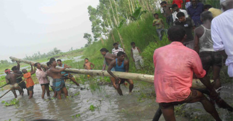 সরকার করেনি, তাই নিজেরাই সেতু নির্মাণ করছেন