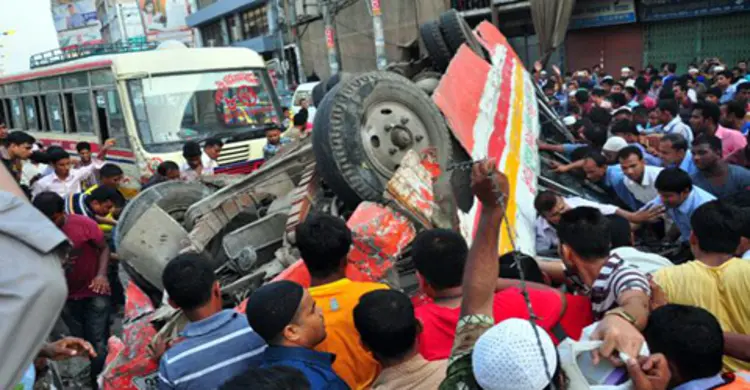দুই বাসের পাল্লায় প্রাণ হারালো হেলপার
