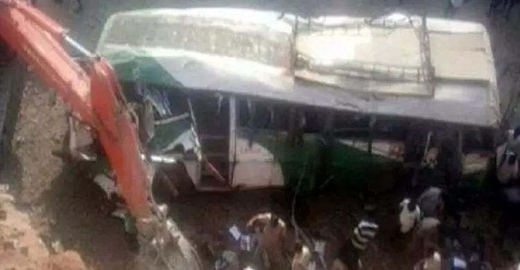 ভারতের যাত্রীবাহী ভ্যান উল্টে নিহত ২৩