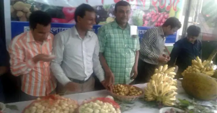 আষাঢ়ের প্রথম দিনে ক্র্যাবের ফলভোজন
