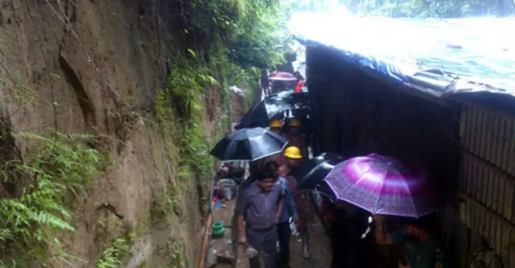 পাহাড়ের পাদদেশ থেকে ৫০ পরিবারকে অপসারণ