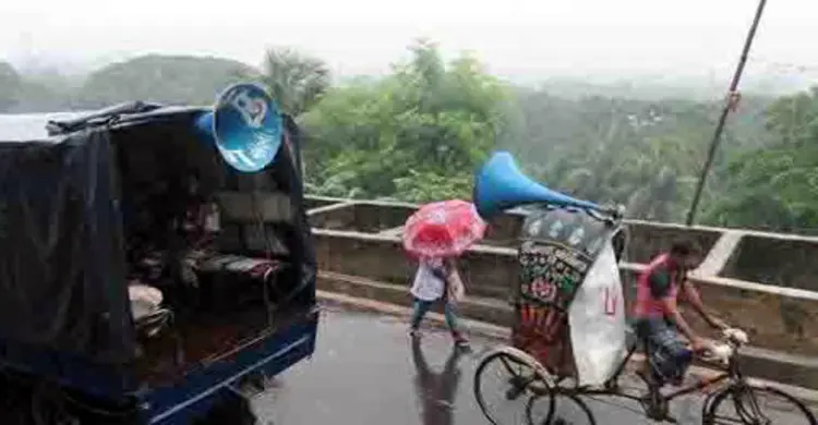 চট্টগ্রামে পাহাড়ের নীচ থেকে বসবাসকারীদের সরে যেতে মাইকিং