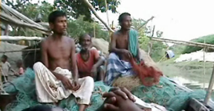 ইলিশ না পেয়ে খালি হাতে ফিরছেন জেলেরা