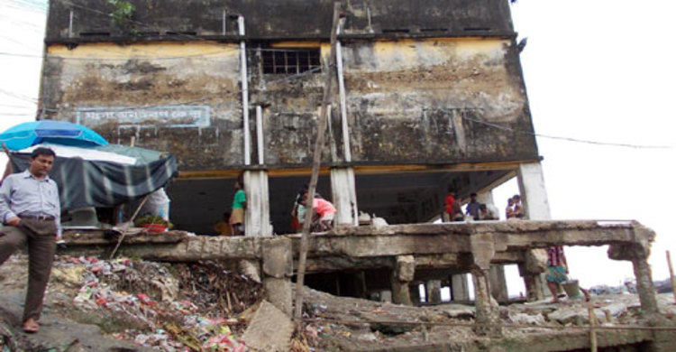 ধসে পড়ছে কক্সবাজার মৎস্য অবতরণ কেন্দ্র ভবন