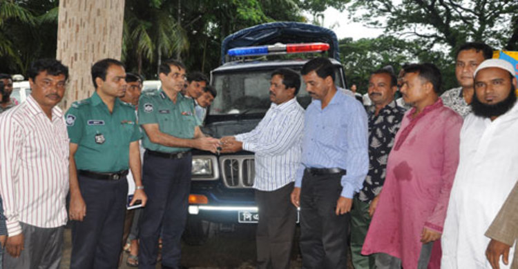 পুলিশকে পিকআপ ভ্যান দিলো শ্রমিক ইউনিয়ন