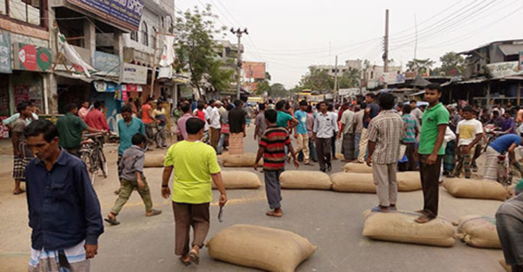 দিনাজপুরে ধানের বস্তা ফেলে মহাসড়ক অবরোধ