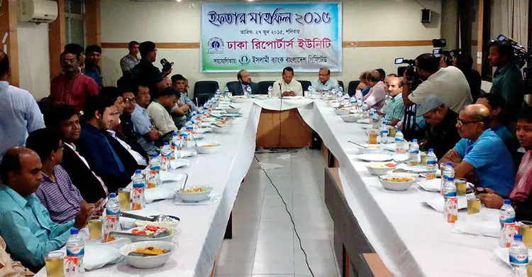 নবীন-প্রবীণদের উপস্থিতিতে ডিআরইউ’র জমজমাট ইফতার পার্টি