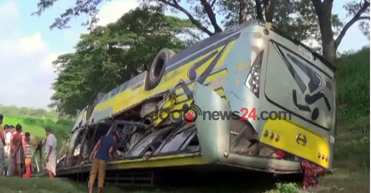 ধামরাইয়ে যাত্রীবাহী বাস খাদে : সেনা সদস্যসহ নিহত ৪